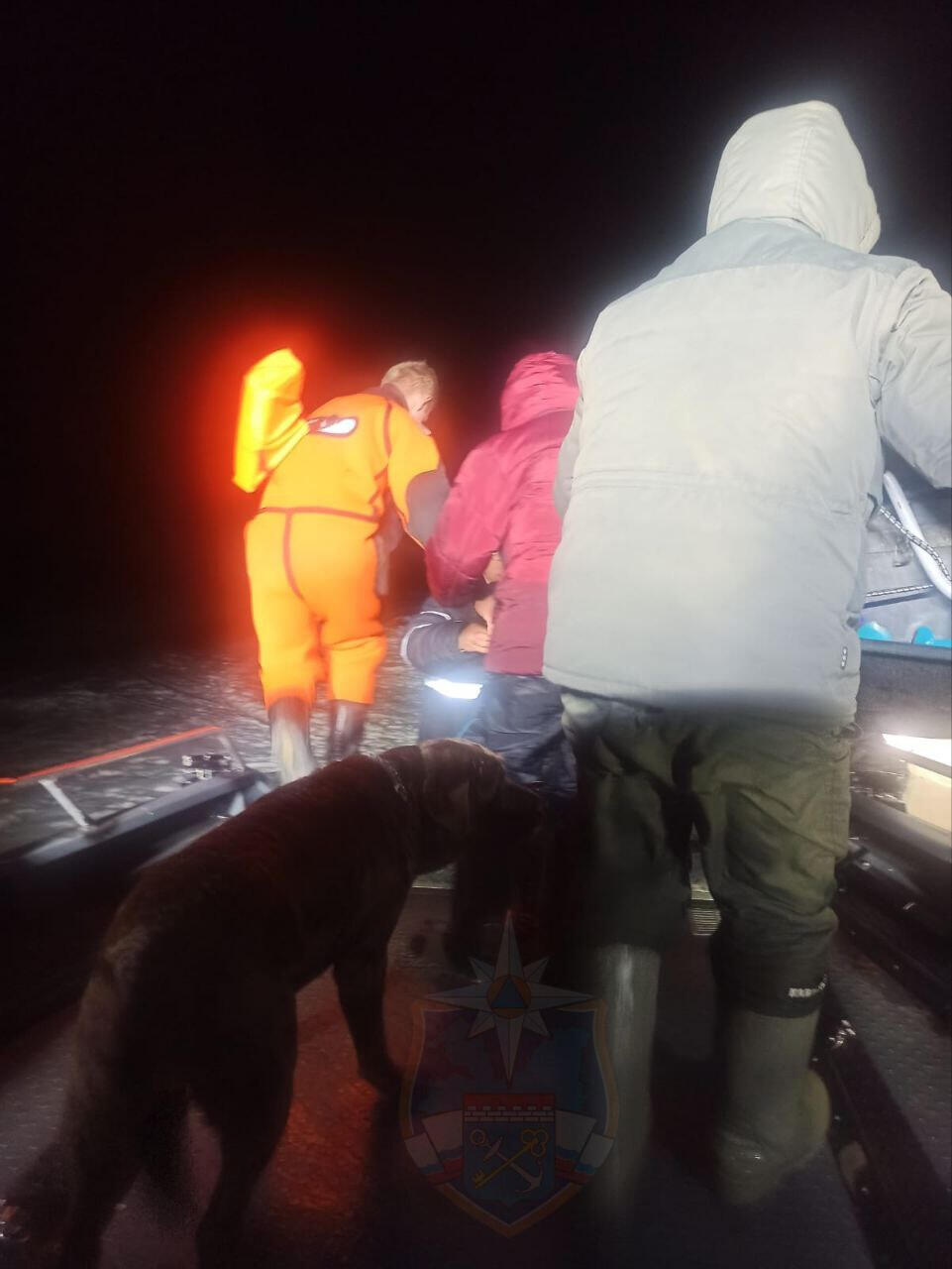 На Ладожском озере спасли двоих рыбаков с собакой